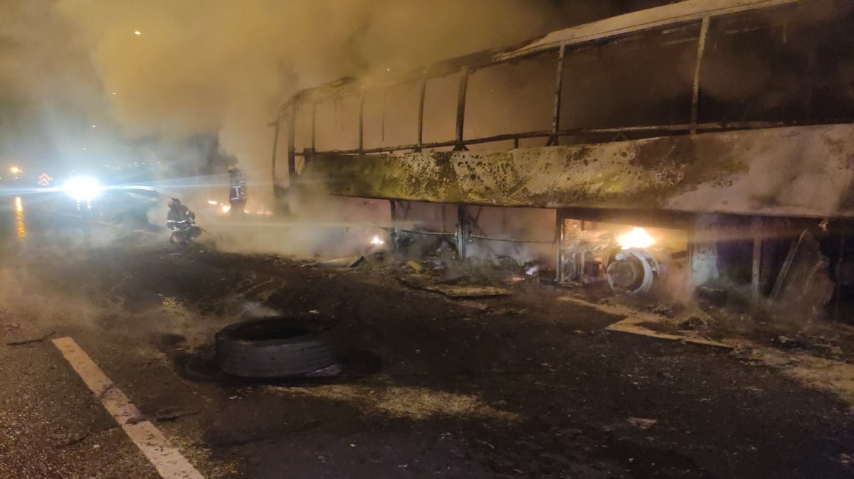 Bursa da lastiği patlayan otobüs alev alev yandı #7