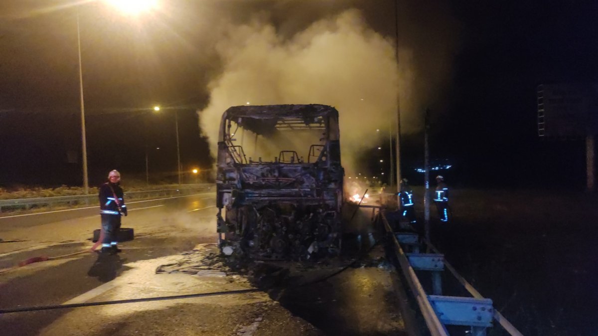 Bursa da lastiği patlayan otobüs alev alev yandı #6