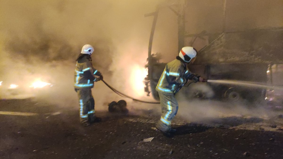 Bursa da lastiği patlayan otobüs alev alev yandı #2