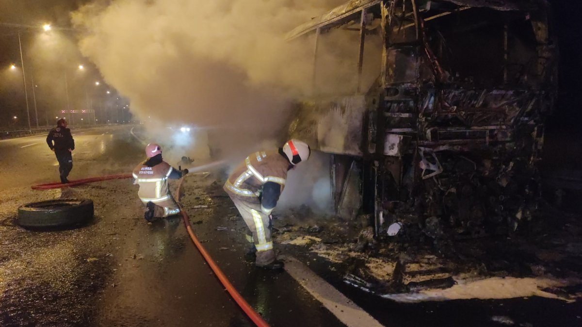 Bursa da lastiği patlayan otobüs alev alev yandı #5