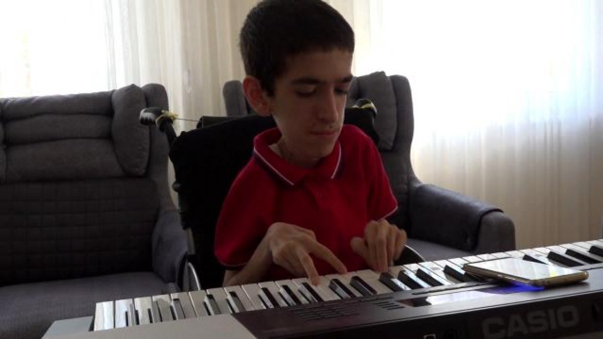 İstanbul da yaşayan SMA hastası Umut, müzikle hayata tutundu  #3