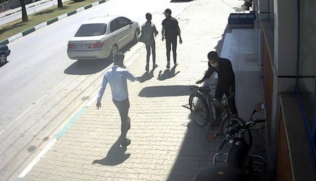 Osmaniye de kaldırımda yürüyen hırsız, bisiklet çaldı #1