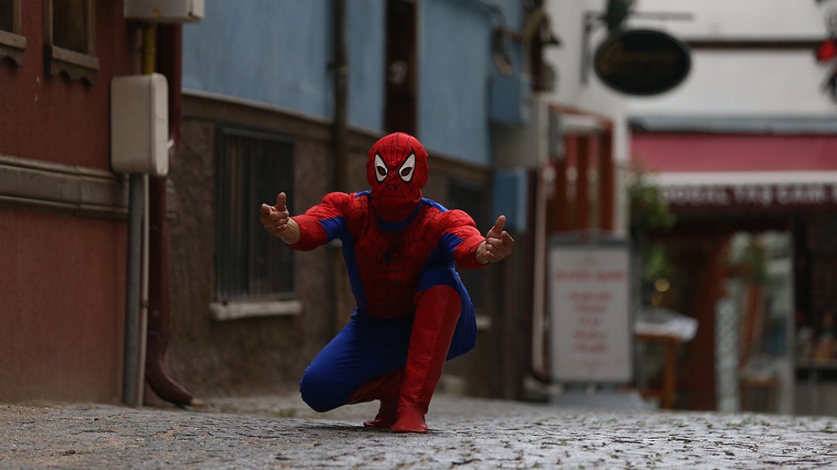 Eskişehir de Örümcek Adam kostümüyle koronavirüs aşısı oldu #3