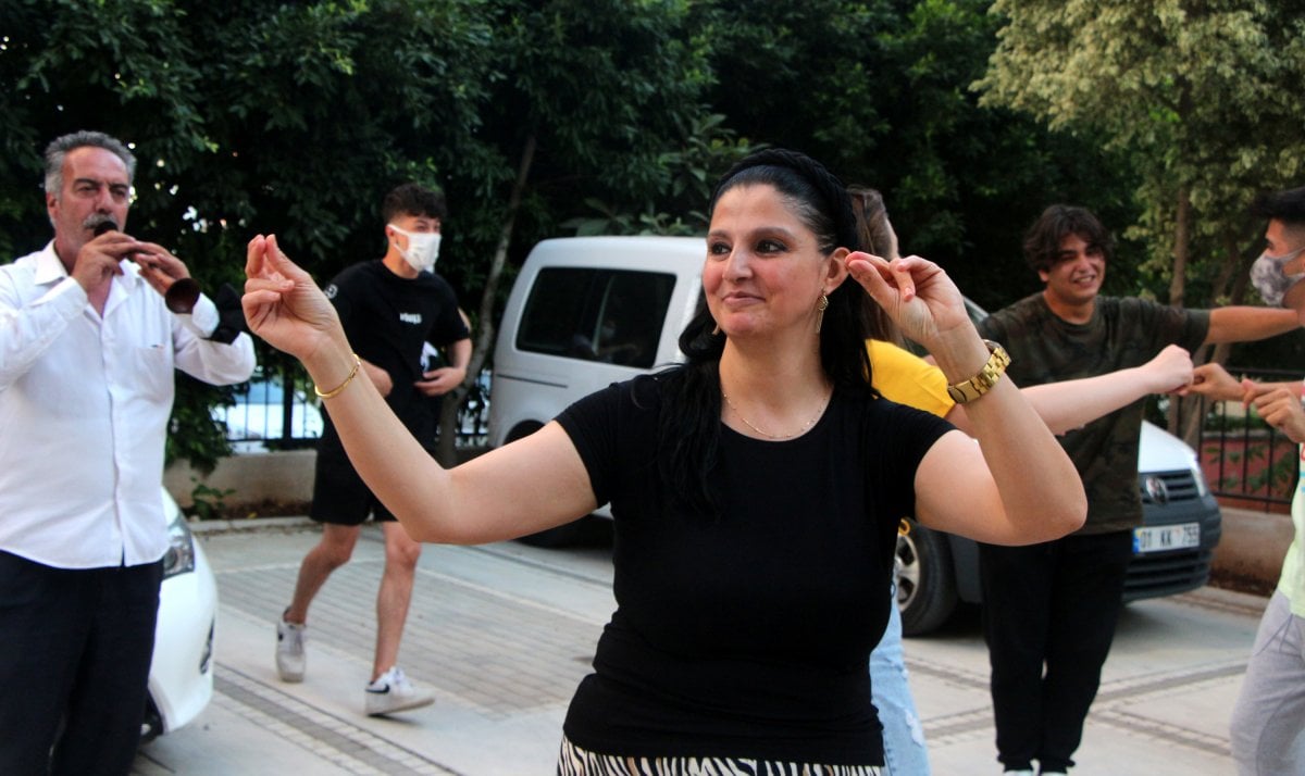 Adana da boşanmasını davul zurnayla kutladı  #3