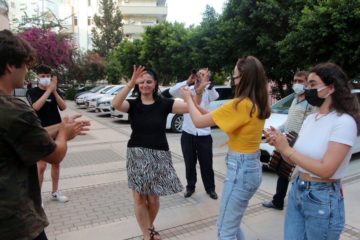 Adana da boşanmasını davul zurnayla kutladı  #1