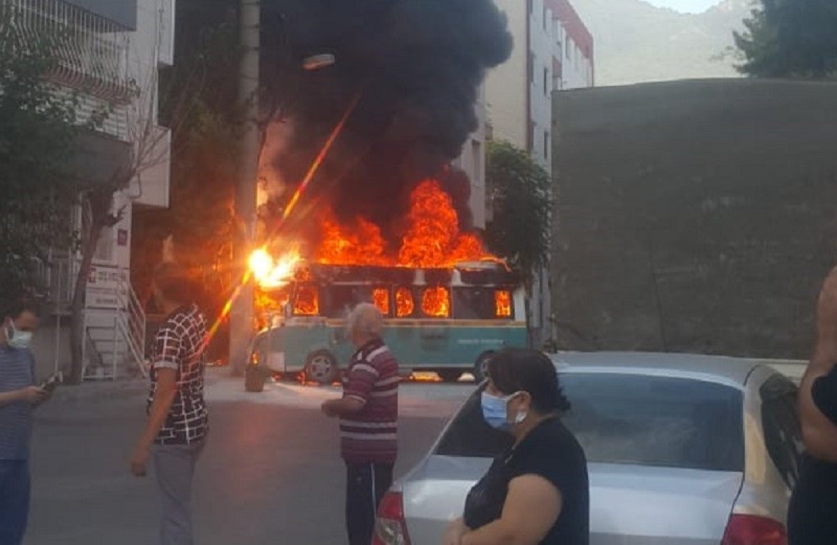 İzmir de yolcu dolu iki minibüs yandı: 6 yaralı #1