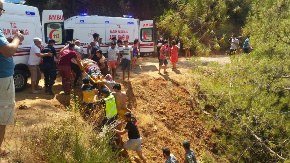 Antalya da vatandaşlar 50 metrelik çukurdan yaralıları çıkardı  #1