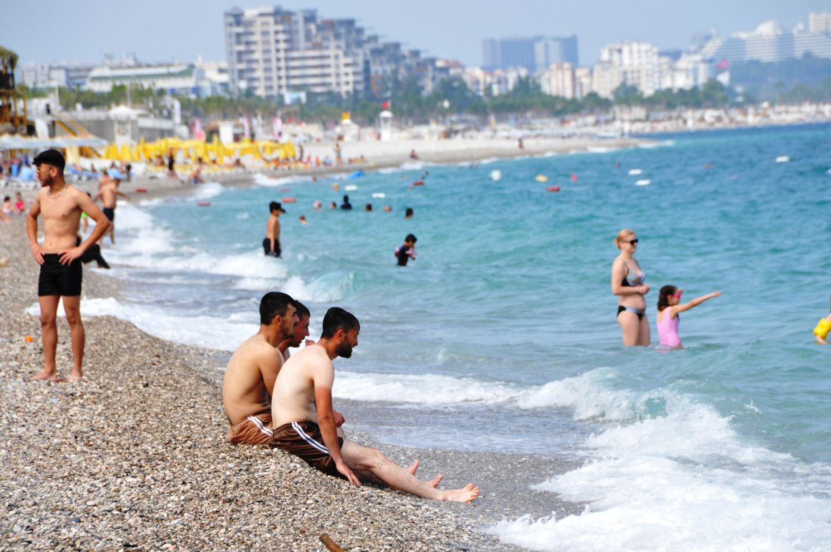 Antalya’da turistler, bulutlu havaya rağmen denize girdi  #3