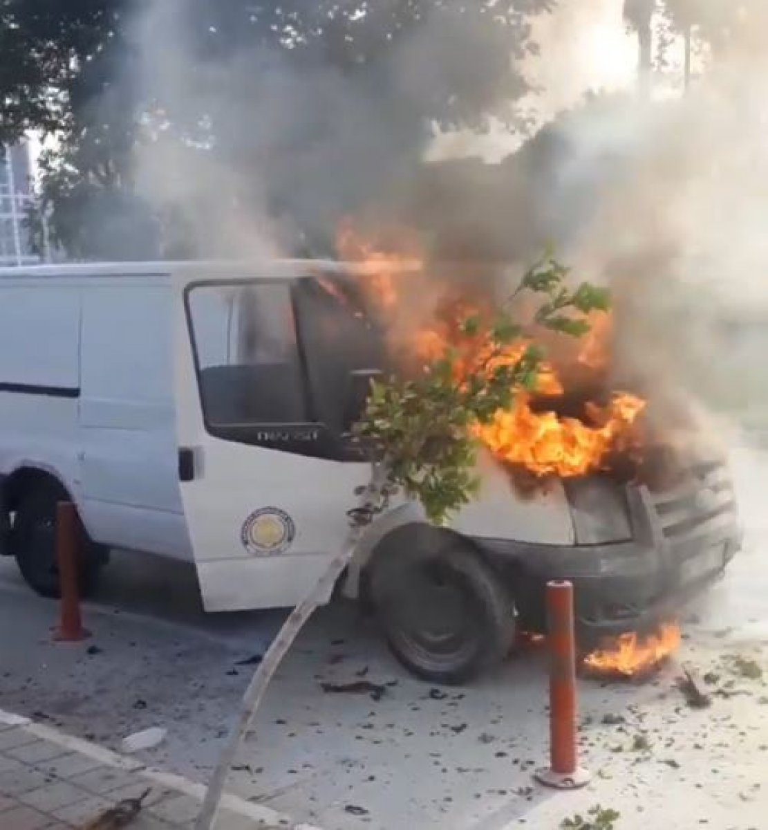 Antalya’da yanan aracına, kovalar ile su döktü  #1