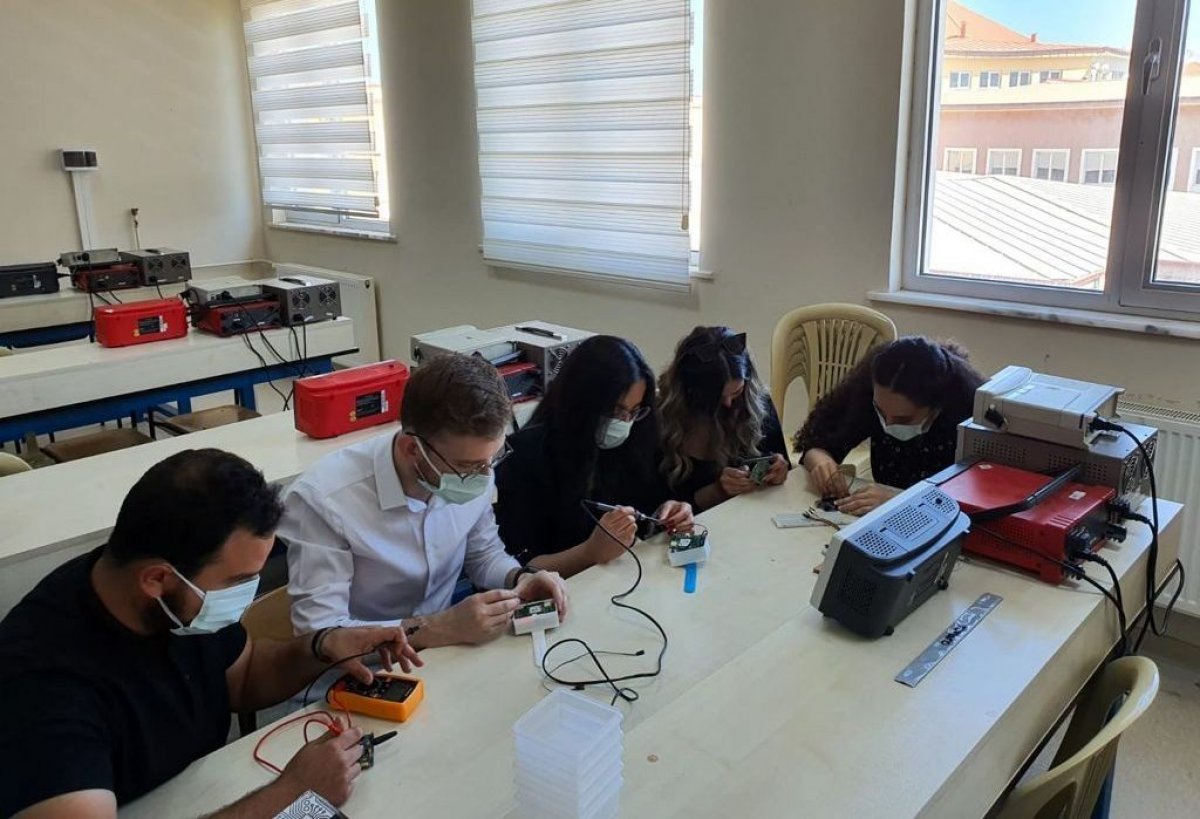 University students in Erzincan produced smart wristbands for coronavirus patients #2
