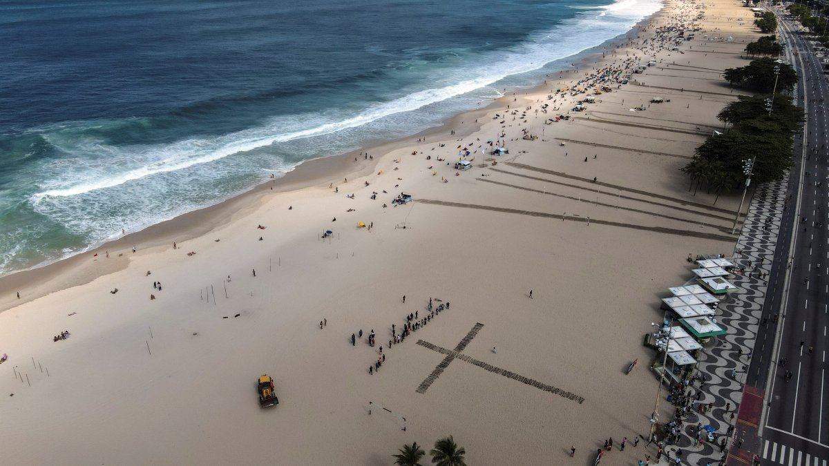 Copacabana Plajı’na koronavirüsten ölenlerin anısına 500 gül dikildi #7