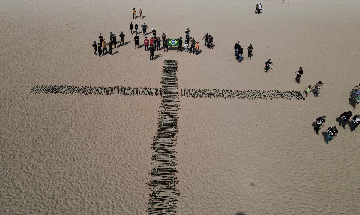 500 roses planted on Copacabana Beach in memory of those who died from coronavirus #6