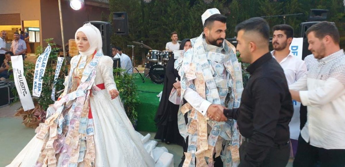 Antalya da düğün üç kez ertelendi, damada para yağdı  #5