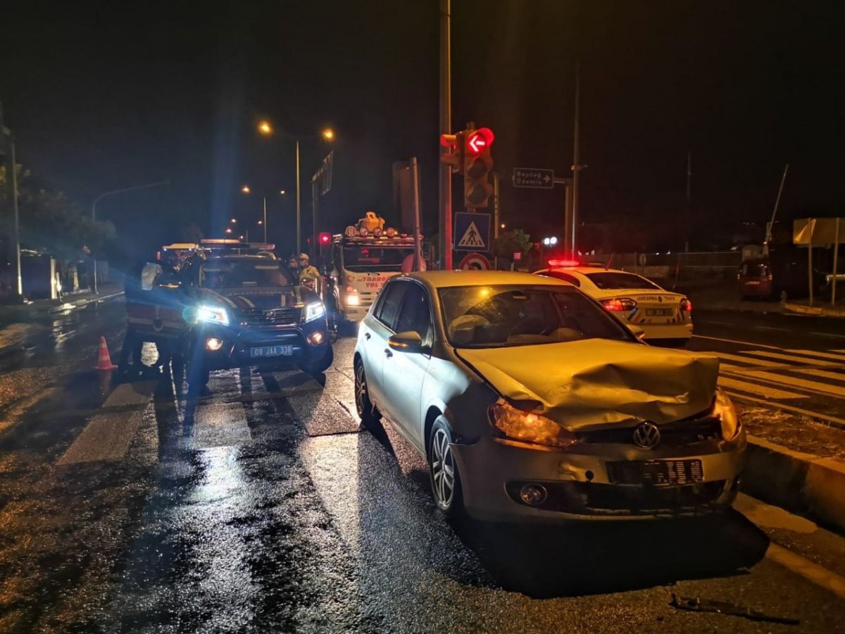 Aydın’da jandarma ekip otosu otomobille çarpıştı #1
