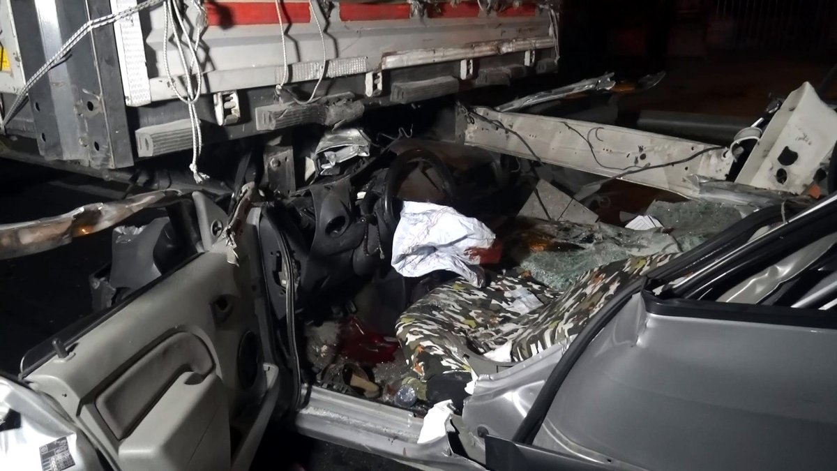 Antalya da tıra arkadan çarpan ticari araç sürücüsü öldü #1