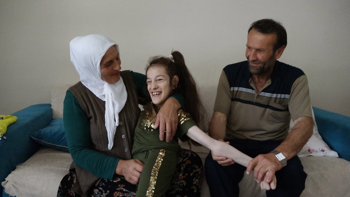 Trabzon da engelli kızını sırtında taşıyor  #4