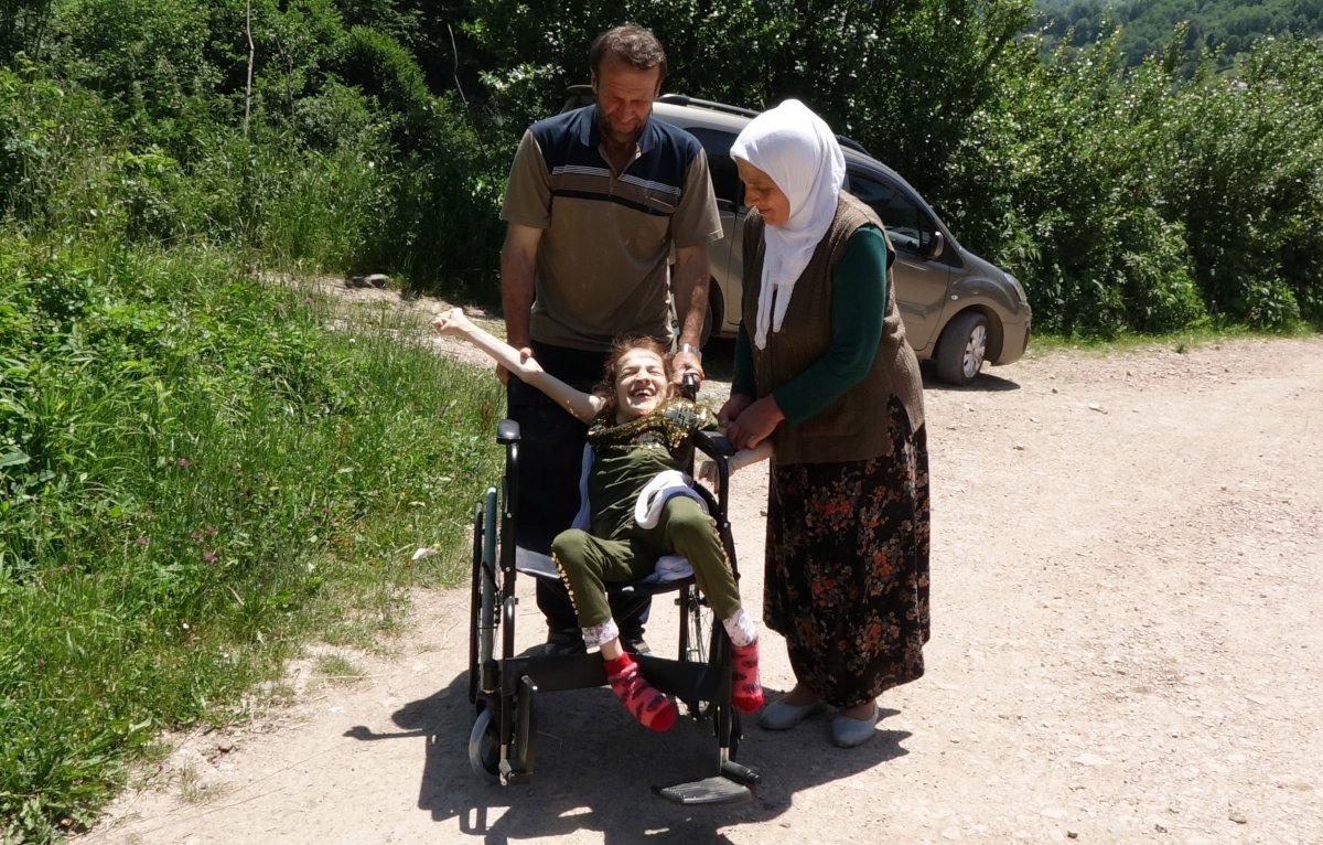 Trabzon da engelli kızını sırtında taşıyor  #3
