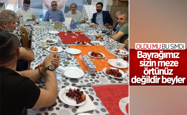 Türk bayrağı üzerinde yemek yenilmesine sert tepki