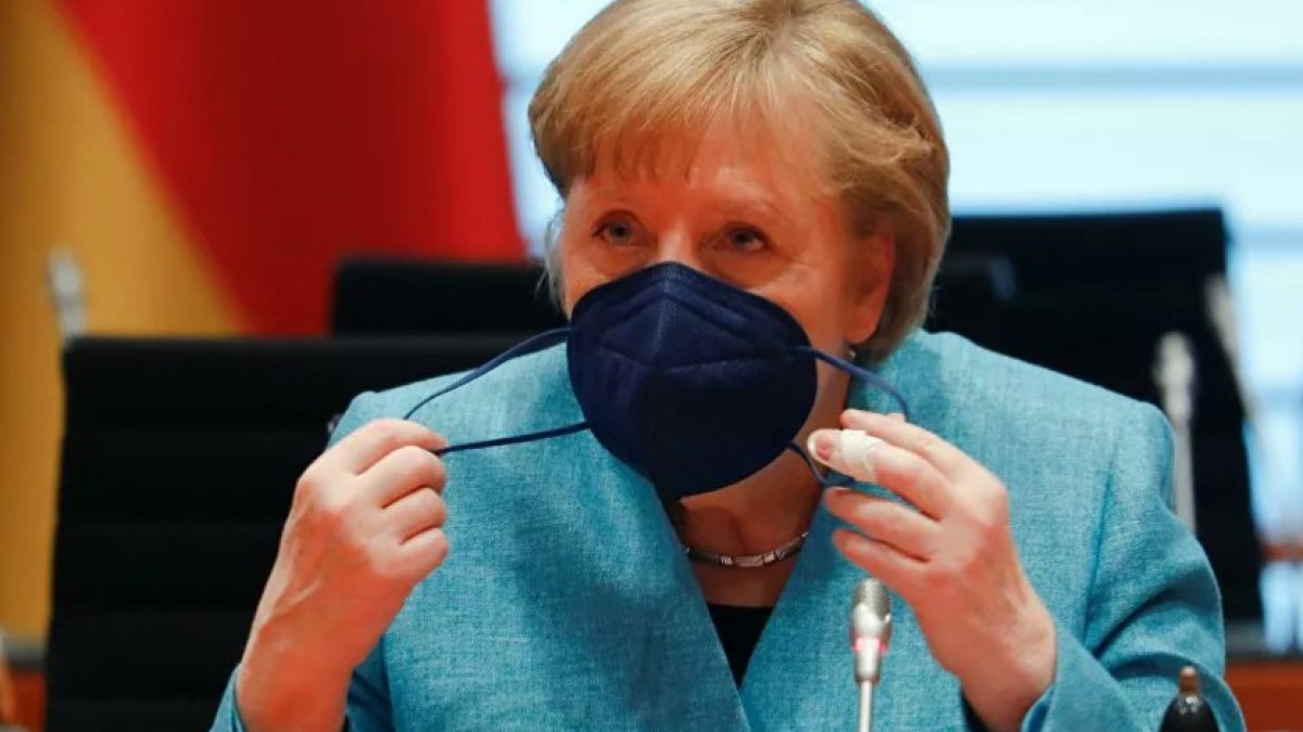 Angela Merkel, ikinci doz aşısını Moderna yaptırdı