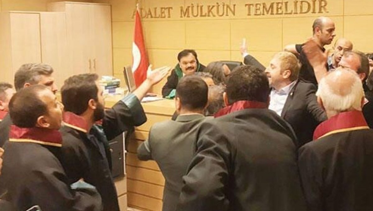 Avukatın etek boyuna karışan hakim Mehmet Yoylu ya hapis cezası #1