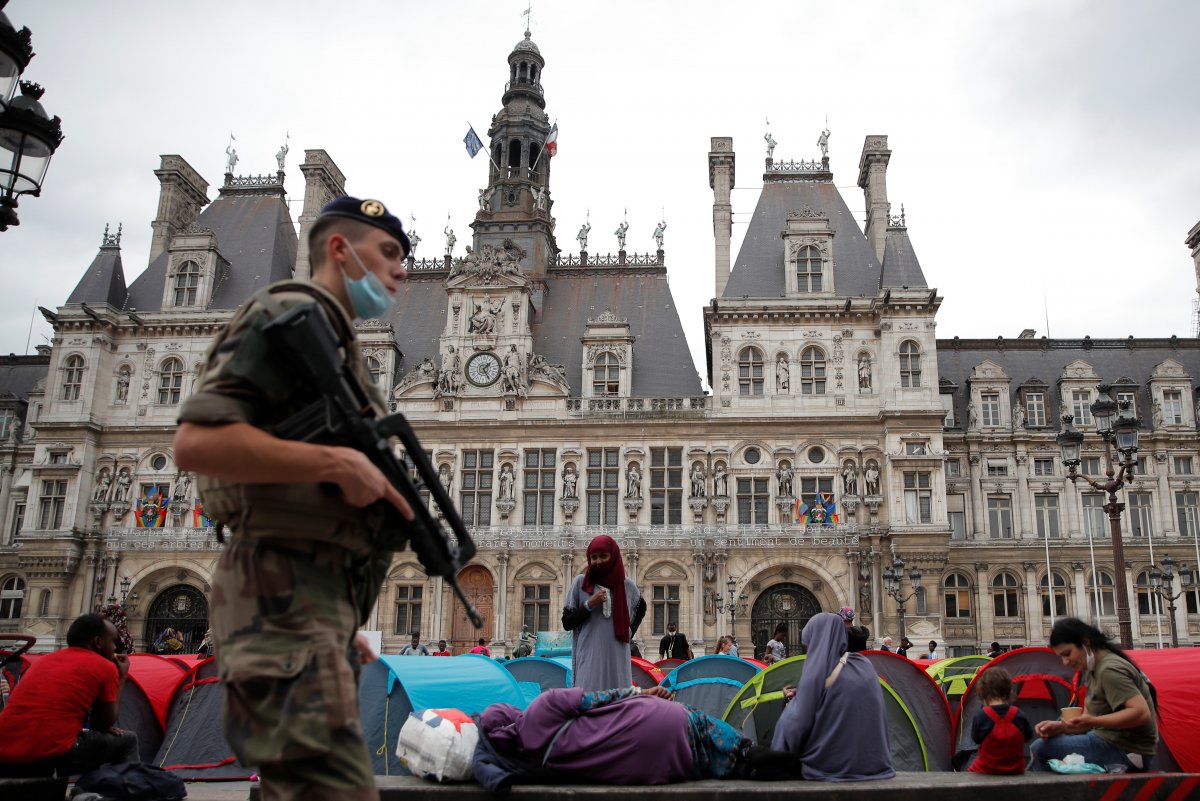 Immigrants set up tents in France #11