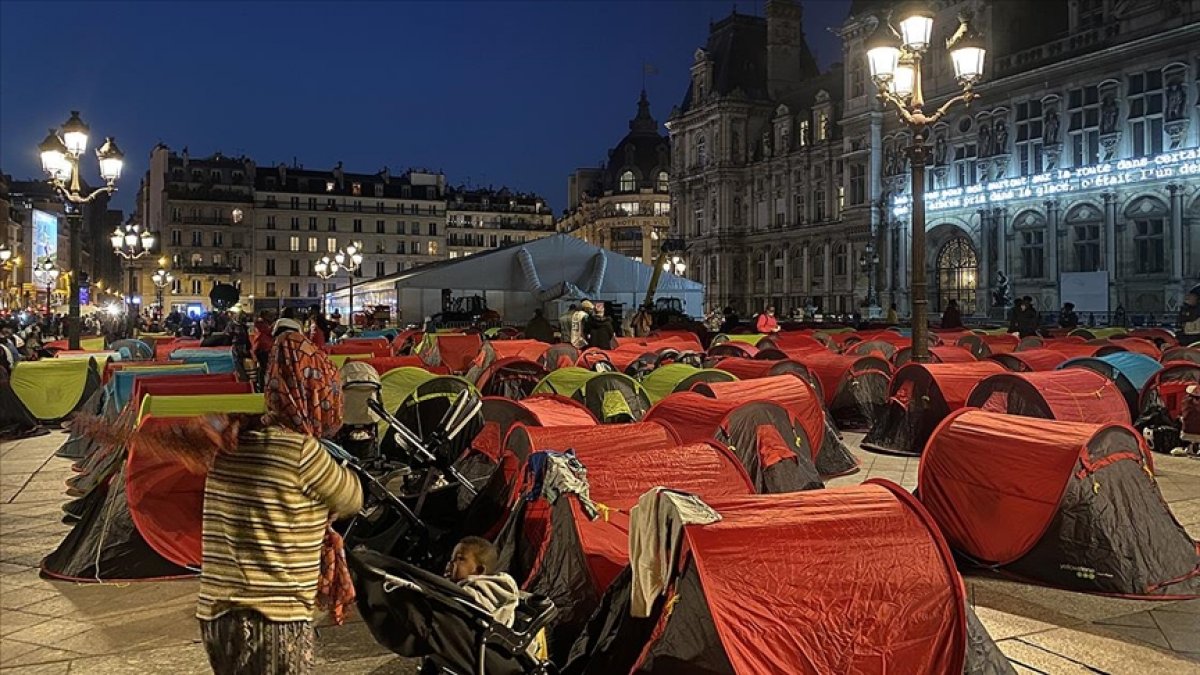 Immigrants set up tents in France #1