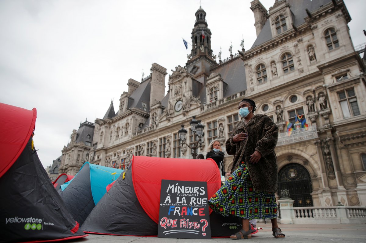 Immigrants set up tents in France #7