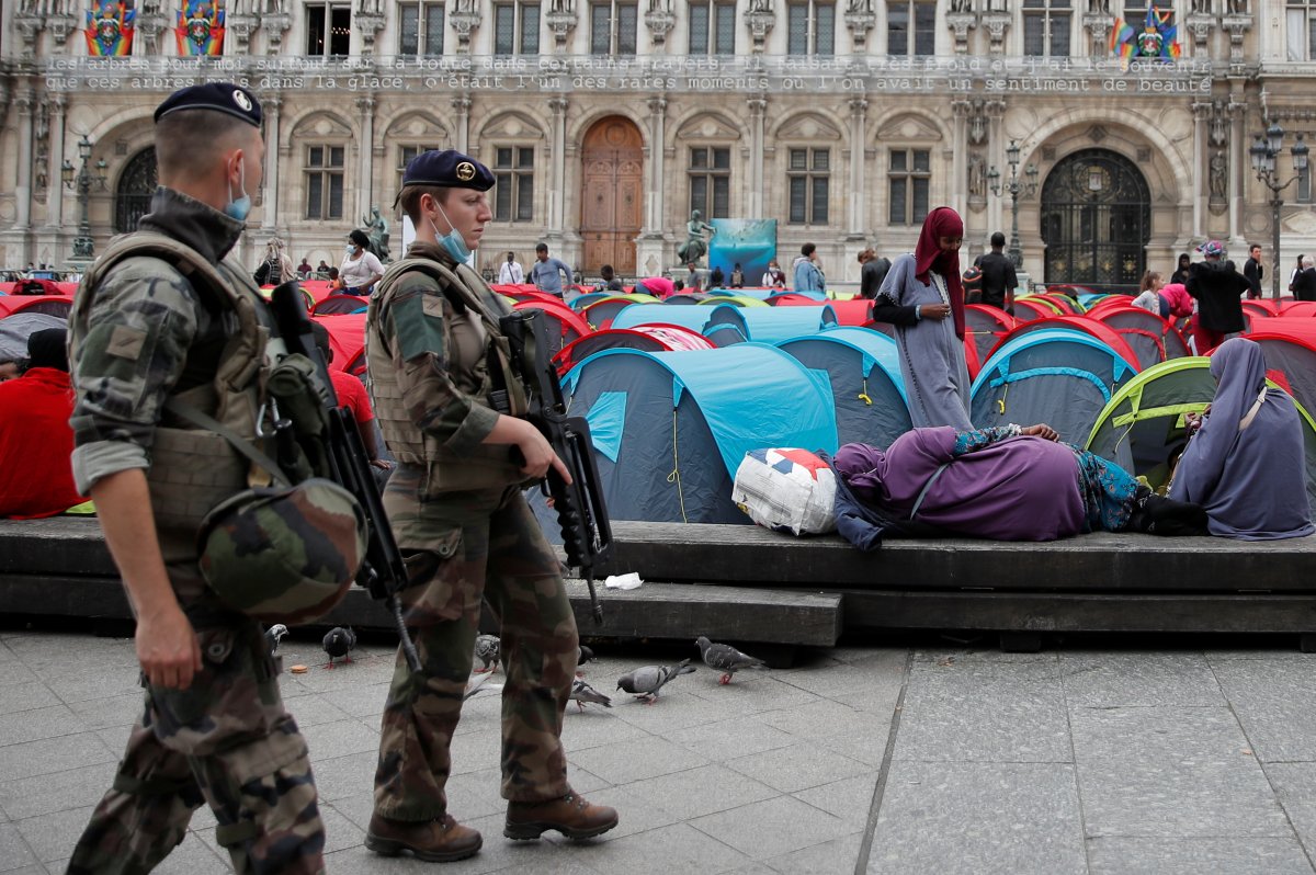 Immigrants set up tents in France #8