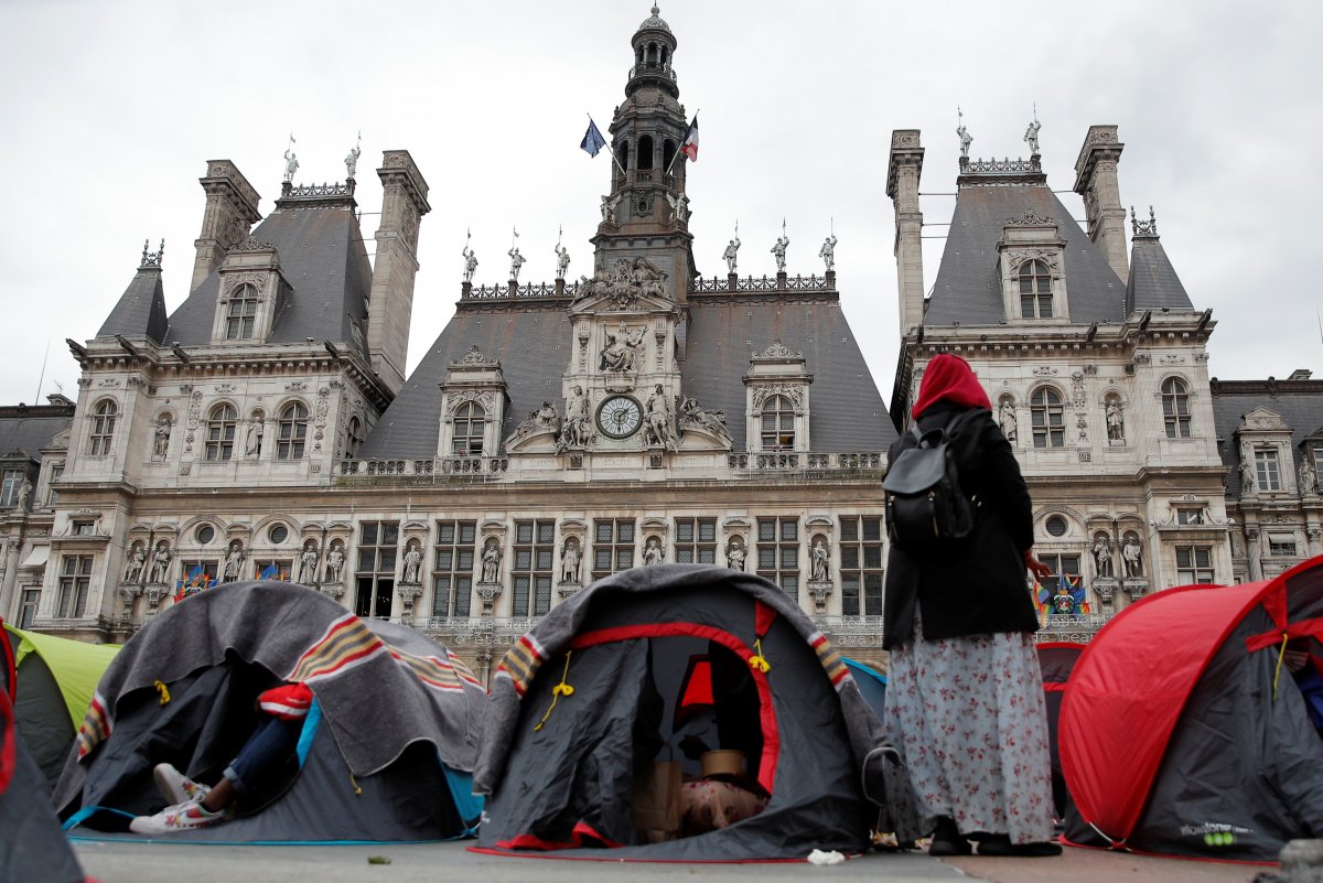 Immigrants set up tents in France #5