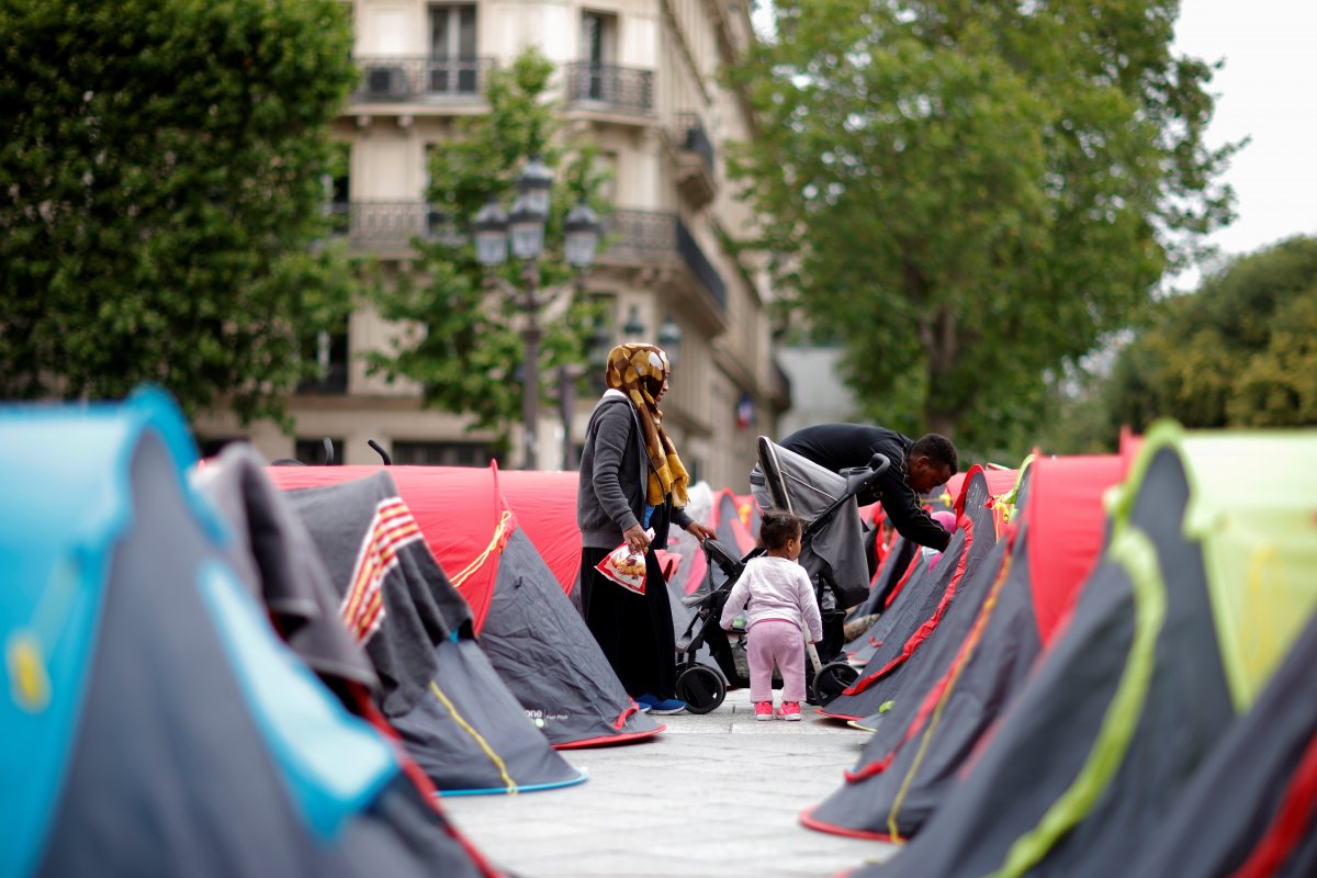 Immigrants set up tents in France #6