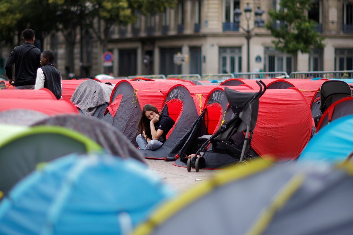 Immigrants set up tents in France #10