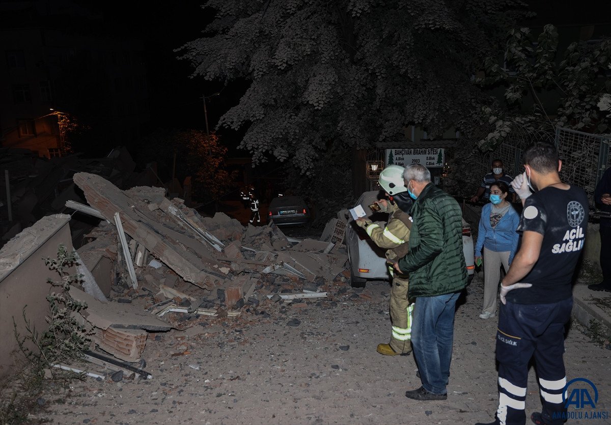 Sarıyer de 11 katlı bina çöktü, 3 otomobil hasar gördü #4