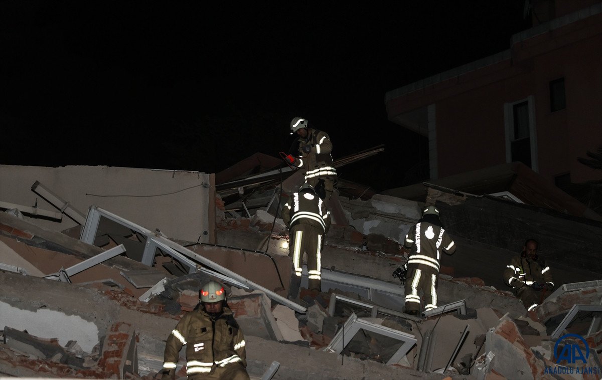 Sarıyer de 11 katlı bina çöktü, 3 otomobil hasar gördü #1