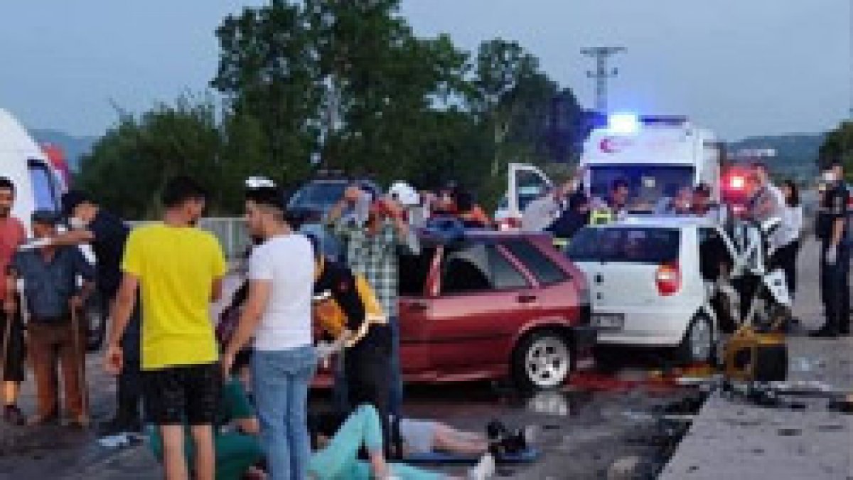 Çanakkale’de iki otomobil kafa kafaya çarpıştı: 3 ölü 5 yaralı