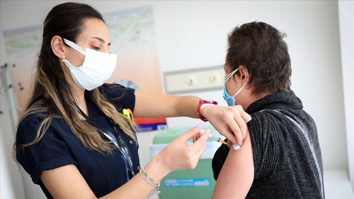 Türkiye de son bir haftada 5,7 milyon dozdan fazla aşı uygulandı #1