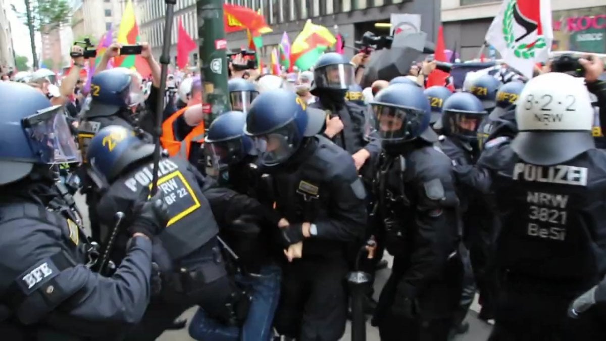 Attack on journalists by the German police with batons #3