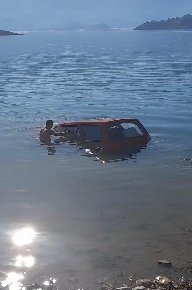 Isparta’da freni boşalan araç baraja uçtu