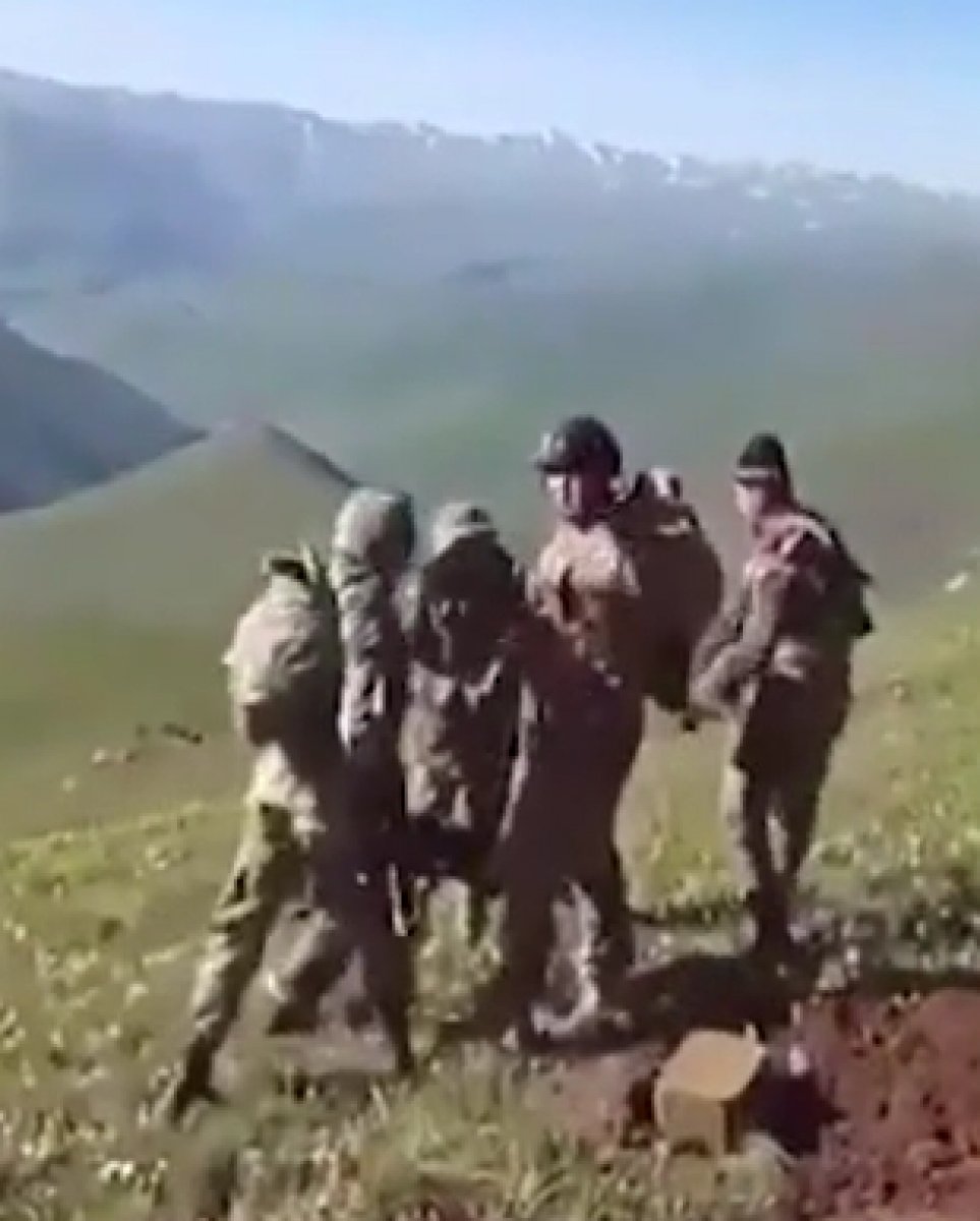 Azerbaijani soldiers beat up Armenian soldiers who violated the border #1