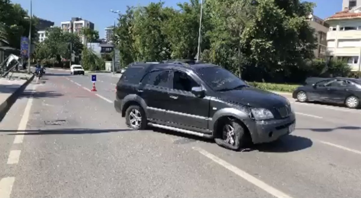 Kadıköy de cipin durağa çarptığı anlar kamerada #2