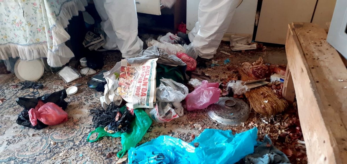 Osmaniye’de, kokan evden 2 römork dolusu çöp çıkarıldı  #4