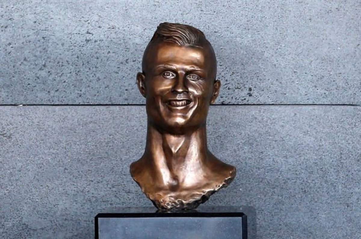 ronaldo statue