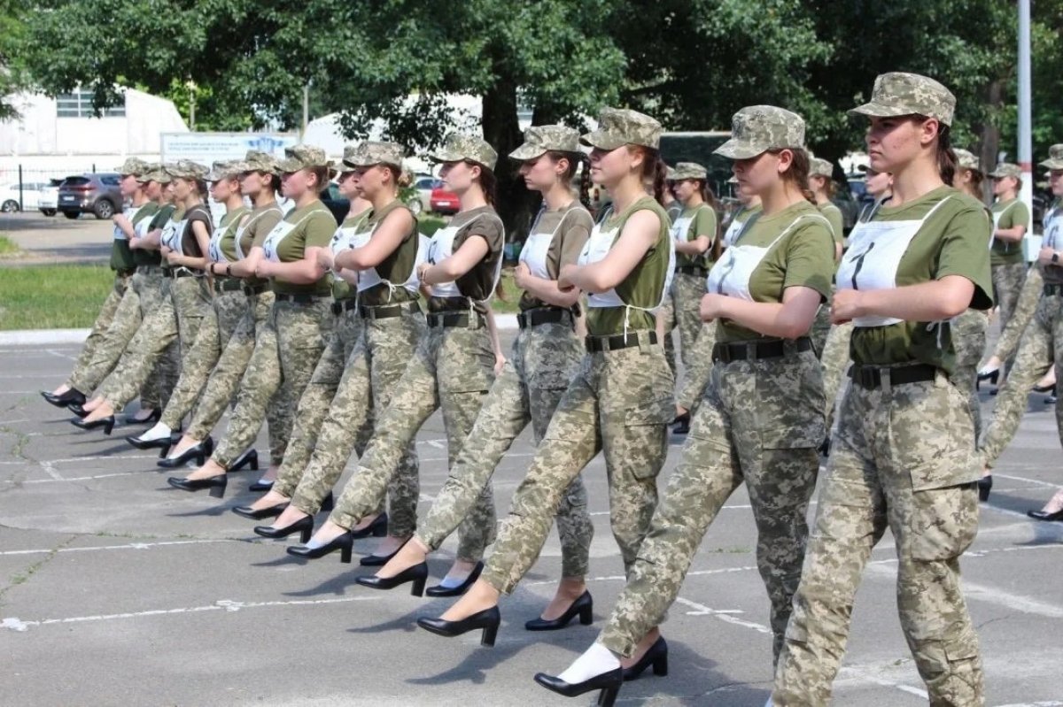 Women soldiers wearing high heels in Ukraine caused a crisis in the country #2