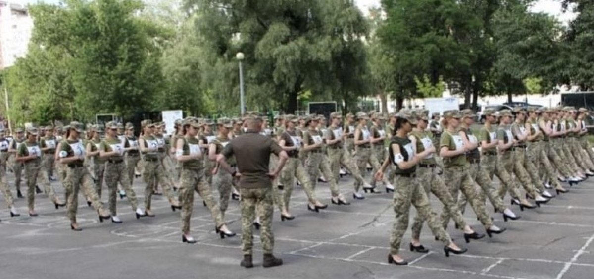 Women soldiers wearing high heels in Ukraine caused a crisis in the country #4