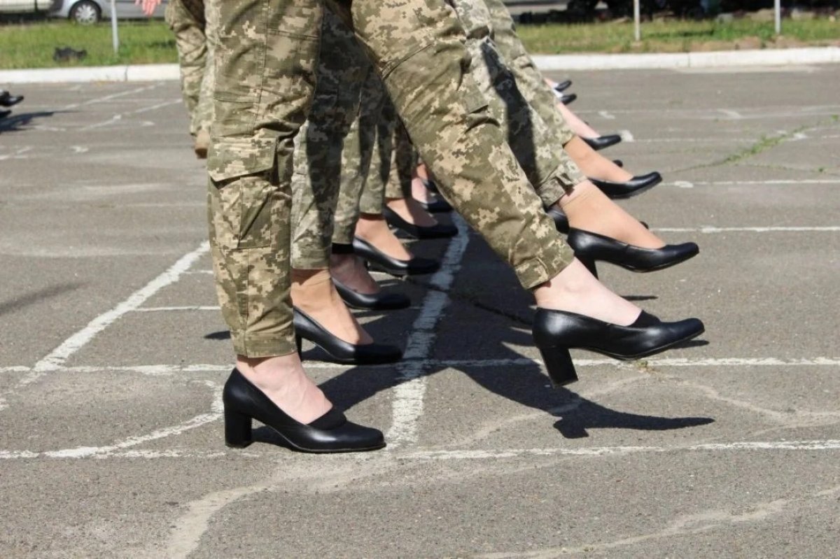 Women soldiers wearing high heels in Ukraine caused a crisis in the country #1