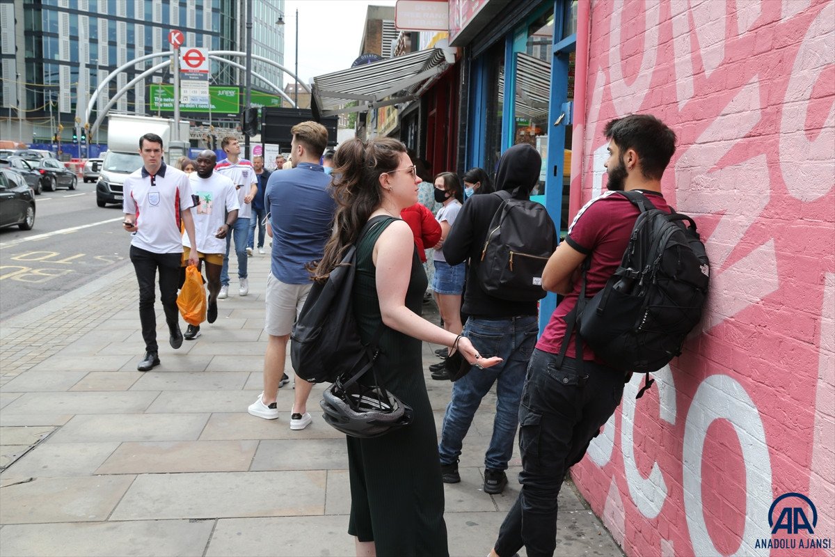 Celebrated the resignation of former British Health Minister Hancock by handing out kebabs #3