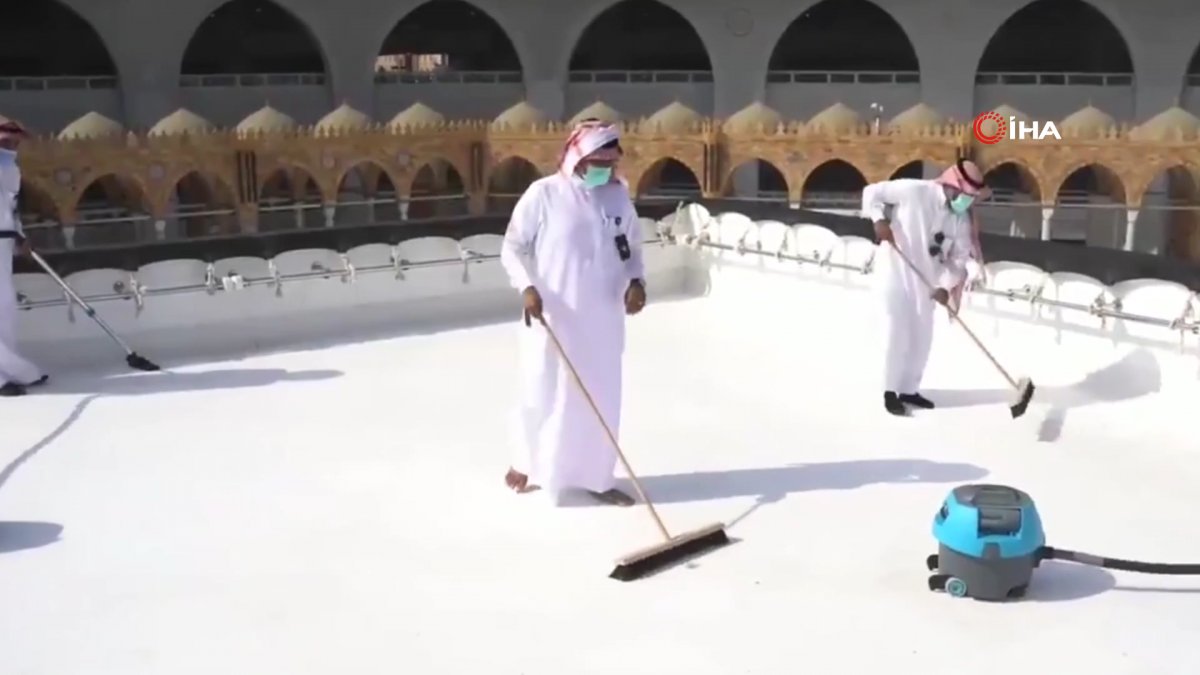 Hajj preparations continue in the Kaaba #3