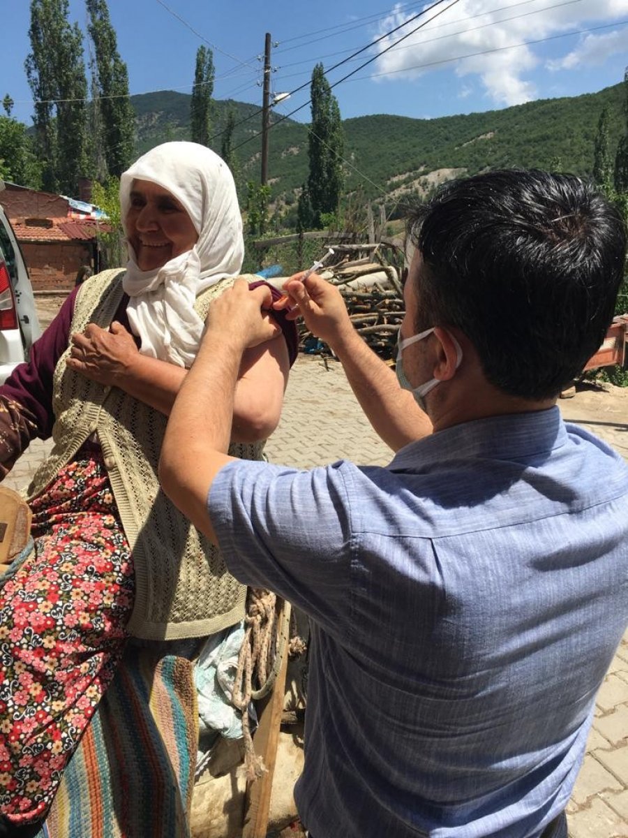 Amasya da aşı ekipleri, eşek üstündeki yaşlı kadının şiiriyle moral buldu #2