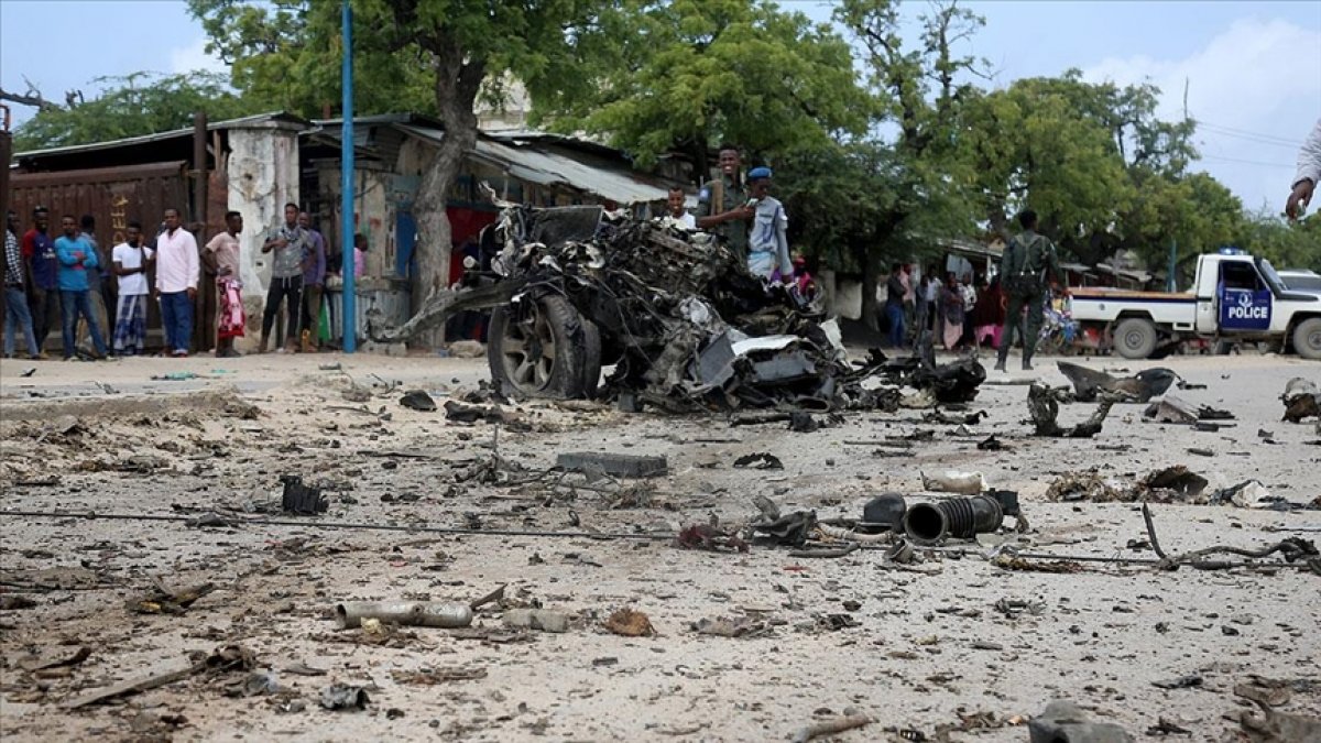 Somali’de bomba yüklü araçla polis konvoyuna saldırı  #1
