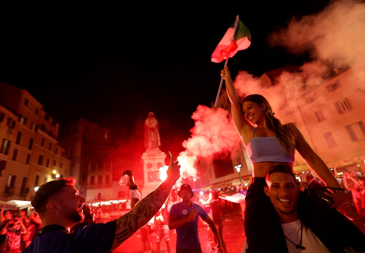 İtalyanlar, şampiyonluk coşkusunu sokaklarda yaşadı #15