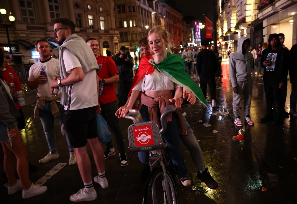 İtalyanlar, şampiyonluk coşkusunu sokaklarda yaşadı #14